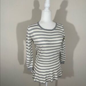 Metaphor sz sm sweater gray/ white back button accent